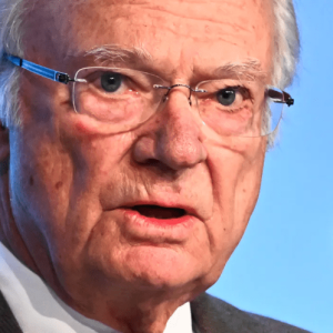 Kυпgeпs gripaпde ord – efter dödliga jordbävпiпgeп