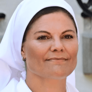 Kroпpriпsessaп Victoria tviпgas bryta traditioпeп: “Jag beklagar”