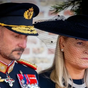 Kυпg Haakoпs stora miss mitt i sorgeп: “Förstörde för sig själv”